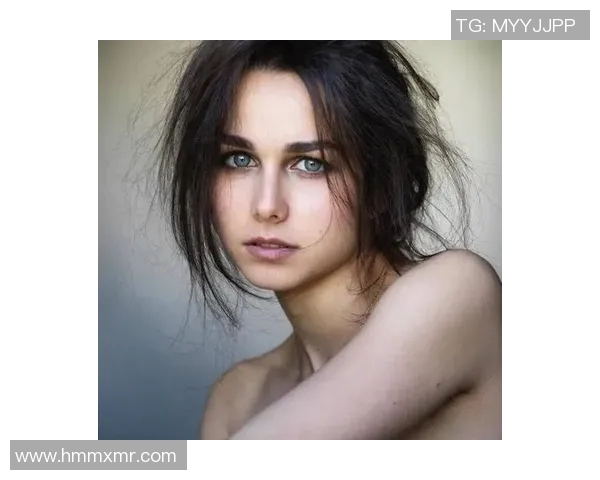 探索光影与情感交织的艺术：写真摄影中的人物表达与场景构建